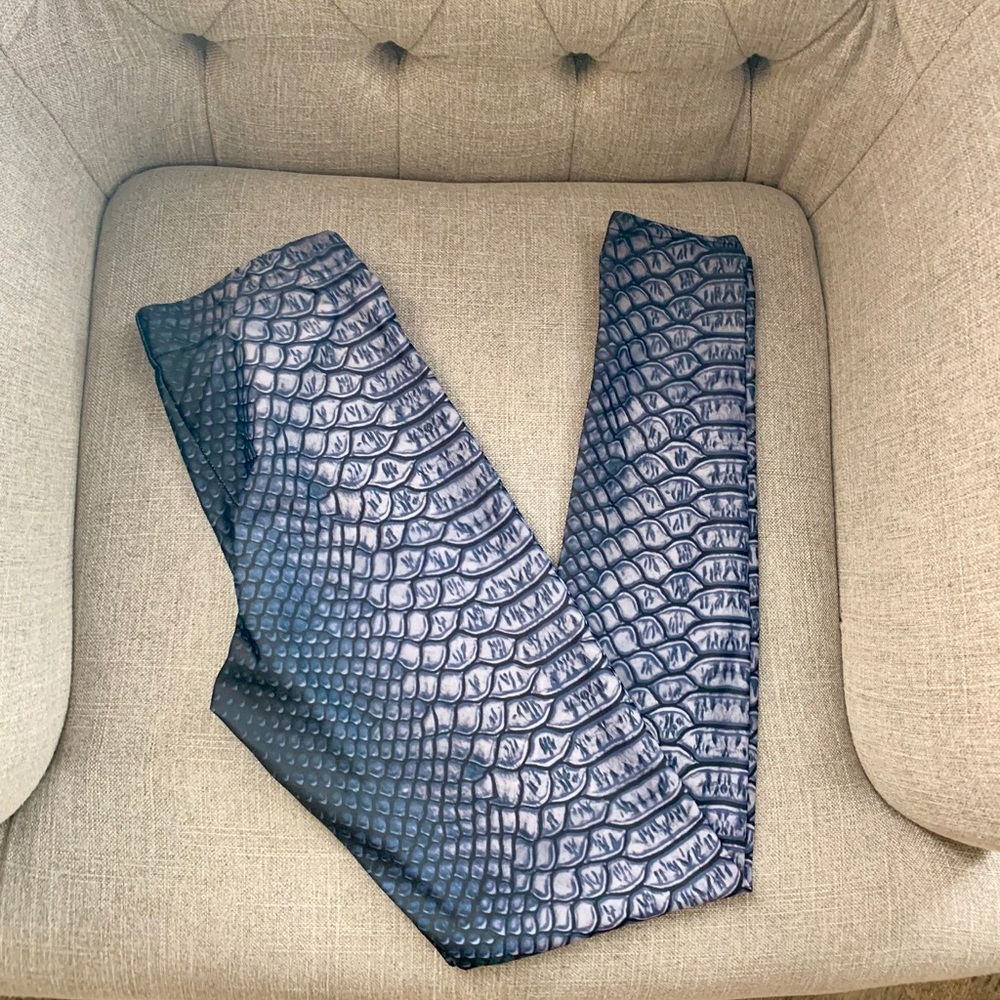 Slippery Snake Gear Bunch Leggings- Size M